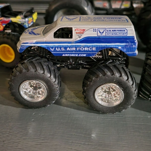 Monster Truck Hot Wheels - Picture 5 of 5